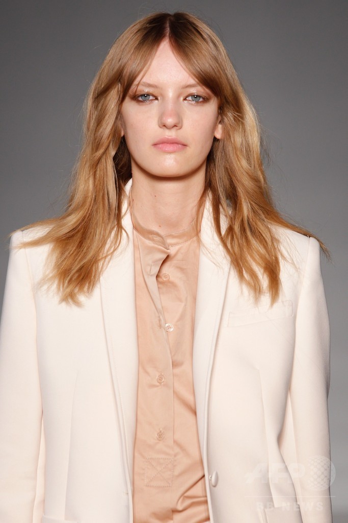 膝下丈のスカートでエレガントに、「ジル・スチュアート」15年春夏