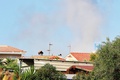 スペイン・アルカナルで起きた爆発事件の捜査現場で、警察が行った爆破処理によって立ち上る煙（2017年8月18日撮影）。(c)AFP/JOSE JORDAN