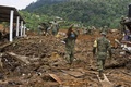 メキシコで19日、新たなハリケーンが北西部に上陸した。一連の暴風雨により発生した洪水や土砂崩れによる死者は合計で100人近くに上り、土砂に埋まった村では、新たな土砂崩れが起きる恐れがある中、行方不明になっている58人の捜索が行われている。

今週初めに太平洋岸を襲い、いったんは勢力を弱めていた熱帯低気圧「マヌエル（Manuel）」は、再び勢力を強めハリケーンに発達。北西部シナロア（Sinaloa）州に上陸して土砂崩れを引き起こし、ある漁村は避難を余儀なくされた。マヌエルはその後、熱帯性低気圧に戻った。

ルイス・フェリペ・プエンテ（Luis Felipe Puente）市民保護調整官によると、死者数は81人から97人に増え、うち65人は南西部ゲレロ（Guerrero）州で確認された。

メキシコでは今週、マヌエルの接近とほぼ同時に東岸にハリケーン「イングリッド（Ingrid）」が上陸、国土の大半に大雨を降らせ、橋や道路、住宅数万棟に被害をもたらした。中でもゲレロ州は最も大きな被害を受けている。

写真は土砂崩れに襲われたゲレロ州ラピンタダ（La Pintada）で犠牲者を捜索する兵士ら（2013年9月19日撮影）。(c)AFP/RONALDO SCHEMIDT