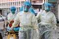香港で、新型コロナウイルス対策のためマスクや保護服を着けた医療従事者（2020年8月23日撮影、資料写真）。(c)May JAMES / May James / AFP