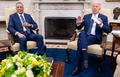 米ホワイトハウスでイラクのムスタファ・カディミ首相（左）と会談したジョー・バイデン大統領（2021年7月26日撮影）。(c)SAUL LOEB / AFP