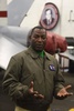米空母ジョージ・H・W・ブッシュの船上で、ジョージ・H・W・ブッシュ元大統領の写真を背に報道陣に説明をするスティーブン・カール・エバンス海軍少将（撮影日不明）。(c)AFP / Eric Baradat
