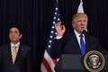 米フロリダ州パームビーチのリゾート施設「マーアーラゴ・クラブ」で共同記者会見に臨む安倍晋三首相（左）とドナルド・トランプ大統領（2017年2月11日撮影）。(c)AFP/Nicholas Kamm