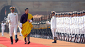 ブータンのジグミ・ケサル・ナムゲル・ワンチュク（Jigme Khesar Namgyel Wangchuck）国王（31）とジェツン・ペマ（Jetsun Pema）王妃（21）は24日、挙式後初の外遊でインドを公式訪問した。

国王夫妻はニューデリー（New Delhi）で、マンモハン・シン（Manmohan Singh）首相と会談。その後、プラティバ・パティル（Pratibha Patil）大統領との夕食会に臨み、数々の歴史的建築物で知られる西部ラジャスタン（Rajasthan）に列車で向かった。

インドは人道物資や水力発電所建設、軍事訓練などでブータンを援助しており、ブータンとは緊密な関係にある。

写真は、歓迎式典で儀じょう兵の閲兵式に臨むワンチュク国王（2011年10月24日撮影）。(c)AFP/ Prakash SINGH