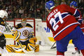 カナディアンズのアレックス・コバレフ（%%Alex Kovalev%%、右）からゴールを守るブルーインズのティム・トーマス（%%Tim Thomas%%）。(c)AFP/Getty Images/Dave Sandford