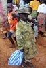 コンゴ民主共和国のイトゥリ（Ituri）地方で、市場を歩く「コンゴ愛国者同盟（Congolese Patriotic Union 、UPC）」所属の少年兵（2003年10月13日撮影、資料写真）。(c)AFP/SIMON MAINA