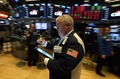 米ニューヨーク証券取引所で勤務するトレーダーら（2020年3月9日撮影）。(c)TIMOTHY A. CLARY / AFP
