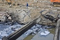中国東部山東（Shandong）省青島（Qingdao）で、石油パイプラインの爆発現場で捜索にあたる救助隊員（2013年11月22日撮影）。(c)AFP