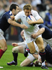 ラグビーシックスネイションズ（%%Six Nations Rugby 2010%%）第5週、フランス対イングランド。試合はフランスが12-10で勝利し、6年ぶりのグランドスラム（全勝優勝）を飾った。写真は突破を図るイングランドのジョニー・ウィルキンソン(%%Jonny Wilkinson%%、中央）。（2010年3月20日撮影）(c)AFP/FRANCK FIFE