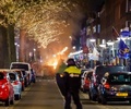 オランダ・ロッテルダムで若者らと衝突する警察（2021年1月25日撮影）。(c)Marco de Swart / ANP / AFP