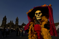メキシコの首都メキシコ市（Mexico City）のソカロ広場（Zocalo Square）で、がい骨の貴婦人「カトリーナ（La Catrina）」の装束で「死者の日（Day of the Dead）」を祝う少女（2008年10月30日撮影）。(c)AFP/Luis Acosta