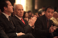 「エルサレム賞（Jerusalem Prize）」授賞式で、シモン・ペレス（Shimon Peres）イスラエル大統領（中央）の隣に座る作家の村上春樹（Haruki Murakami）さん（右、2009年2月15日撮影）。(c)AFP/JINI/MAYA LEVIN
