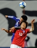 サッカー国際親善試合、韓国対日本。韓国の朴主永（Park Chu-Young、パク・チュヨン）とヘディングで競り合う日本の今野泰幸（Yasuyuki Konno、左）。（2010年10月12日撮影）(c)AFP/JUNG YEON-JE