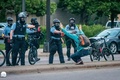 米ミネソタ州ミネアポリスで、黒人男性のジョージ・フロイドさんが警官に首を膝で押さえつけられて死亡したことに抗議するデモ参加者にペッパースプレーを噴射するミネアポリス警察の警官ら（2020年5月31日撮影）。(c)Kerem Yucel / AFP