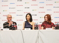 東京・六本木ヒルズで開催された映画『ブラインドネス （Blindness）』記者会見に出席した（左から）製作のニヴ・フィッチマン、出演者の木村佳乃（Kimura Yoshino）とジュリアン・ムーア（Julianne Moore）（2008年10月20日撮影）。(c)MODE PRESS