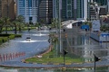 アラブ首長国連邦（UAE）シャルジャの冠水した道路（2024年4月17日撮影）。(c)Ahmed RAMAZAN / AFP