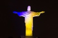 ブラジル・リオデジャネイロ（Rio de Janeiro）のコルコバード（Corcovado）の丘に立つ、ボスニア・ヘルツェゴビナの国旗の色に染め上げられた巨大なキリスト像（Christ the Redeemer、2014年6月11日撮影）。(c)AFP/YASUYOSHI CHIBA