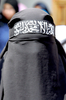 レバノンの首都ベイルート（Beirut）のal-Omari al-Kabirモスク内で、武装組織「ファタハ・イスラム（Fatah al-Islam）」に関連があるとして当局に拘束された約300人の釈放を求め、抗議デモを行う解放党（Hizb al-Tahrir）支持者（2008年8月15日撮影）。(c)AFP/ANWAR AMRO