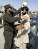 2007年8月4日、ガズニ（Ghazni）州の検問所で、検査を行うアフガニスタンの警察官（左）。(c)AFP/Shah Marai