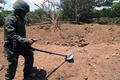中米ニカラグアの首都マナグア（Managua）で、隕石（いんせき）が落下したとみられる現場を調査する兵士。同国大統領府提供（2014年9月7日撮影）。(c)AFP/PRESIDENCIA - EL 19 DIGITAL - GERMAN MIRANDA
