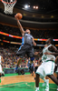 11-12NBAは18日、各地で試合が行われ、ボストン・セルティックス（Boston Celtics）が102-98でオーランド・マジック（Orlando Magic）を下し、アトランティック・ディビジョン（Atlantic Division）の地区優勝を決めた。

レイアップシュートを狙うオーランド・マジックのジャミーア・ネルソン（Jameer Nelson、中央、2012年4月18日撮影）。(c)AFP/Getty Images/NBAE/Brian Babineau