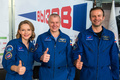 国際宇宙ステーション（ISS）から帰還後、ロシア・モスクワ郊外で会見に臨む俳優のユリア・ペレシルドさん（左）とクリム・シペンコ監督（右、2021年10月19日撮影）。(c)AFP PHOTO / Gagarin Cosmonauts&apos; Training Centre / Andrey Shelepin