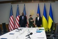 ウクライナの首都キーウで会談に臨むウォロディミル・ゼレンスキー大統領（中央）、米国のアントニー・ブリンケン国務長官（右）、ロイド・オースティン国防長官。米国防総省提供（2022年4月24日撮影）。(c)AFP PHOTO / US Department of Defense / Handout