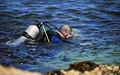 キューバ・ハバナでミノカサゴを捕獲するダイバー（2016年5月2日撮影）。(c)AFP/YAMIL LAGE