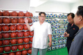 平壌のスポーツ器具施設を視察する金正恩朝鮮労働党委員長。朝鮮中央通信配信（2016年6月2日配信、撮影日不明）。(c)AFP PHOTO / KCNA VIA KNS