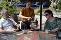 タイ北端・チエンセーンの高級ホテルで、ゾウのふんから回収したコーヒー豆でいれたコーヒーを飲む観光客（2015年4月10日撮影）。(c)AFP/Christophe ARCHAMBAULT