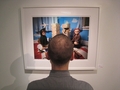 カナダ・オタワ（Ottawa）で開かれた展示「遊戯室にて（In the Playroom）」で、2001年9月11日の同時多発テロを題材に遊ぶ子どもたちの写真の前に立つ写真家のジョナサン・ホビン（Jonathan Hobin）氏（2010年10月9日撮影）。(c)AFP/Michel Comte