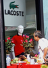 2007年8月8日、ハノイ（Hanoi）市内のショッピングセンターに開店したラコステ（Lacoste）店舗前に供えられた供え物。(c)AFP/Hoang Dinh Nam