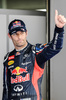12F1第16戦韓国GP（Korean Grand Prix 2012）予選。ポールポジションを獲得し、歓声に応えるレッドブル（Red Bull）のマーク・ウェーバー（Mark Webber、2012年10月13日撮影）。(c)AFP/Philippe Lopez
