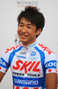 開幕を4日に控える2009ツール・ド・フランス（%%2009 Tour de France%%）の出場チームが2日、スタート地のモナコ（Monaco）で開催された公式プレゼンテーションに参加し、スキル・シマノ（%%Skil-Shimano%%）の別府史之（%%Fumiyuki Beppu%%、日本）やBBOXブイグ・テレコム（%%BBOX Bouygues Telecom%%）の新城幸也（%%Yukiya Arashiro%%、日本）らが登場した。写真は公式プレゼンテーションに出席した別府史之。（2009年7月2日撮影）（c）AFP/PATRICK HERTZOG