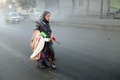 シリア北部アレッポ（Aleppo）の反体制派が掌握する地区で、空爆を受けて負傷した母親と子ども（2013年12月15日撮影）。(c)AFP/MOHAMMED AL-KHATIEB