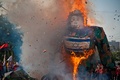 エルサルバドルの首都サンサルバドル（San Salvador）で行われたイスラエル軍によるパレスチナ自治区ガザ地区（Gaza Strip）への攻撃に反対するデモで燃やされるイスラエル国旗を付けた人形（2014年7月30日撮影）。(c)AFP/Jose CABEZAS