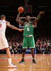 12-13NBAは23日、プレーオフ1回戦（7回戦制）第2戦が行われ、ニューヨーク・ニックス（New York Knicks）は87-71でボストン・セルティックス（Boston Celtics）を下し、対戦成績を2勝0敗とした。

チームメイトに指示を出すボストン・セルティクスのケビン・ガーネット（Kevin Garnett、2013年4月23日撮影）。(c)AFP/Getty Images/NBAE/Nathaniel S. Butler