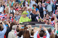 英北アイルランド（Northern Ireland）ベルファスト（Belfast）市内で、市民らの歓迎をうけるエリザベス英女王（Queen Elizabeth II）とフィリップ殿下（2012年6月27日撮影）。(c)AFP/PETER MUHLY