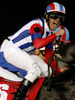 競馬ドバイ・ワールドカップ（Dubai World Cup 2011、オールウェザー2000m）。優勝を飾りガッツポーズを見せるヴィクトワールピサ（Victoire Pisa、牡4歳）騎乗のミルコ・デムーロ（Mirco Demuro）騎手（2011年3月26日撮影）。(c)AFP/MARWAN NAAMANI