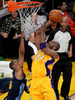 11-12NBAは12日、プレーオフ1回戦（7回戦制）が行われ、ロサンゼルス・レイカーズ（Los Angeles Lakers）は96-87でデンバー・ナゲッツ（Denver Nuggets）との第7戦を制し、対戦成績を4勝3敗としてウエスタンカンファレンス準決勝に進出した。

ナゲッツのアーロン・アファラロ（Arron Afflalo）の上から得点を狙うレイカーズのコービー・ブライアント（Kobe Bryant、2012年5月12日撮影）。(c)AFP/Getty Images/Kevork Djansezian