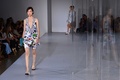 イタリア・ミラノ市内で発表された「ジル・サンダー（JIL SANDER）」14年春夏コレクション（2013年9月21日撮影）。(c)AFP/GIUSEPPE CACACE
