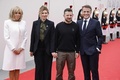 Dデー80年の記念式典が開催された仏ノルマンディーで記念撮影に臨む（左から）フランスのブリジット・マクロン氏、ウクライナのオレナ・ゼレンスカ氏とウクライナのウォロディミル・ゼレンスキー大統領、フランスのエマニュエル・マクロン大統領（2024年6月6日撮影）。(c)Ludovic MARIN / POOL / AFP