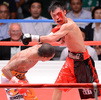 ボクシング、WBC世界フライ級タイトルマッチ12回戦。ソニー・ボーイ・ハロ（Sonny Boy Jaro、左）と対戦する五十嵐俊幸（Toshiyuki Igarashi、2012年7月26日撮影）。(c)AFP/TOSHIFUMI KITAMURA