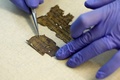 死海文書の断片を取り扱うイスラエル考古学庁職員。エルサレムで（2020年6月2日撮影）。(c)MENAHEM KAHANA / AFP