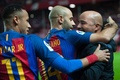 16-17スペイン1部リーグ第11節、セビージャFC対FCバルセロナ。試合前にセビージャFCのホルヘ・サンパオリ監督（右）にあいさつをするFCバルセロナのハビエル・マスケラーノ（中央）とネイマール（2016年11月6日撮影）。(c)AFP/JORGE GUERRERO