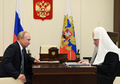 ロシアのウラジーミル・プーチン大統領と会談するロシア正教会の最高指導者キリル総主教（2020年11月20日撮影）。(c)Alexey NIKOLSKY / Sputnik / AFP