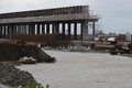 米カリフォルニア州トゥーレアリ郡で、冬の嵐により浸水したカリフォルニア高速鉄道の建設資材（2023年3月21日撮影）。(c)Patrick T. Fallon / AFP