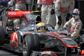 10F1第18戦、ブラジルGP決勝。1時間33分26秒437で4位に入ったマクラーレン・メルセデスのルイス・ハミルトン。（2010年11月7日撮影）(c)AFP/MAURICIO LIMA