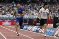 陸上、ダイヤモンドリーグ第10戦、男子100メートル決勝。レースに臨む小池祐貴（左）と桐生祥秀（2019年7月20日撮影）。(c)Ian KINGTON / AFP