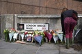 英ロンドン中心部で、刃物襲撃事件のため封鎖が続くロンドン橋付近に犠牲者を追悼する花束を置く女性（2019年12月1日撮影）。(c)Ben STANSALL / AFP